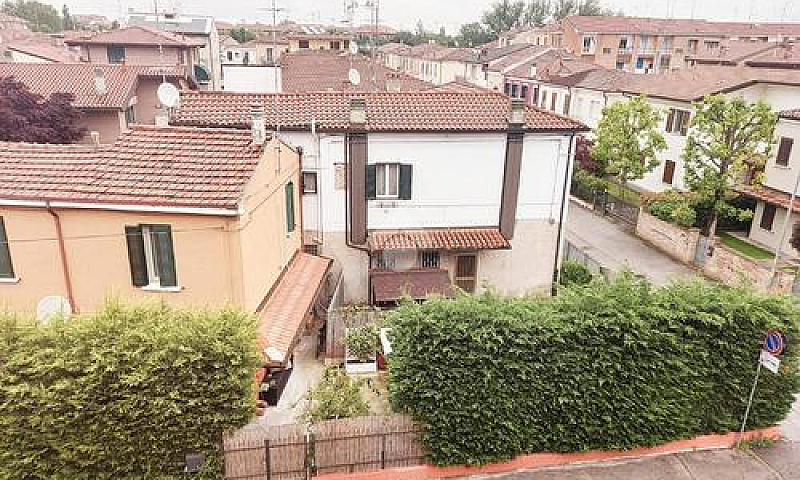 3 Locali A Ferrara...