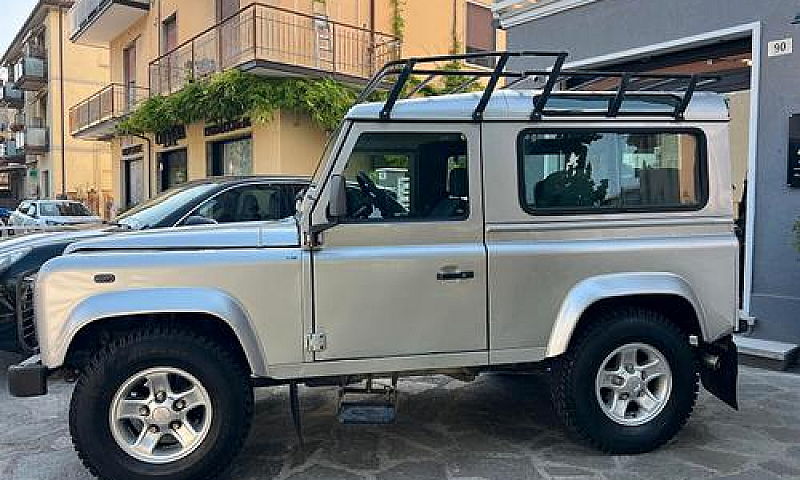 Land Rover Defender ...