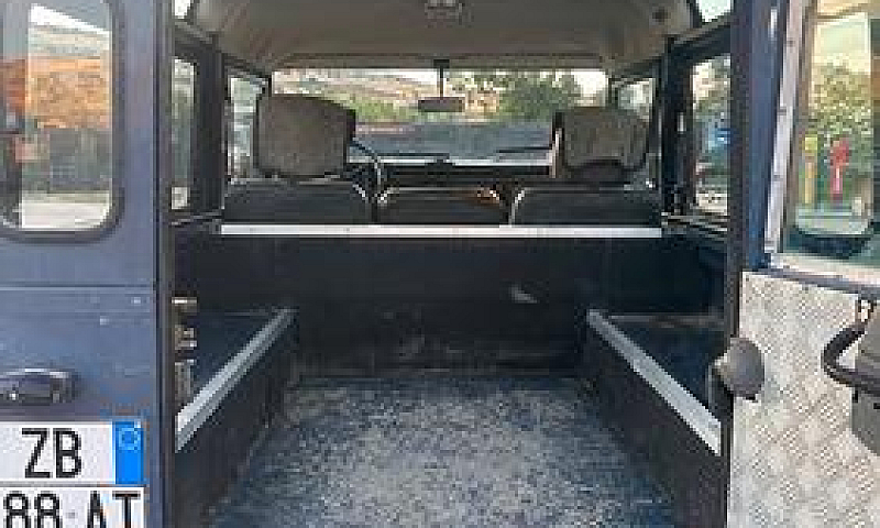 Land Rover Defender ...