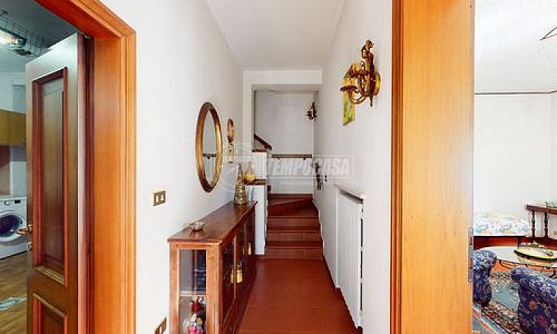 Porzione Di Casa Con...
