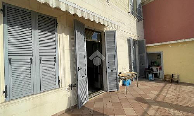 6 Locali A Imperia...