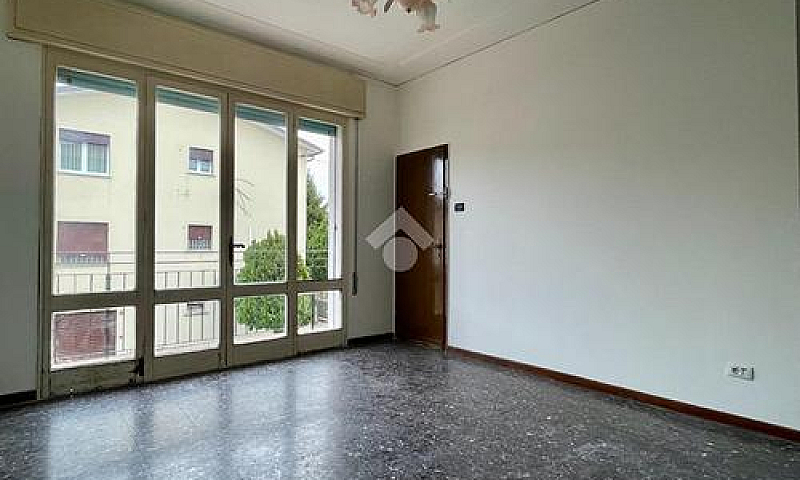 3 Locali A Selvazzan...
