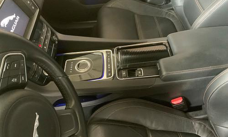 Jaguar F-Pace (X761)...