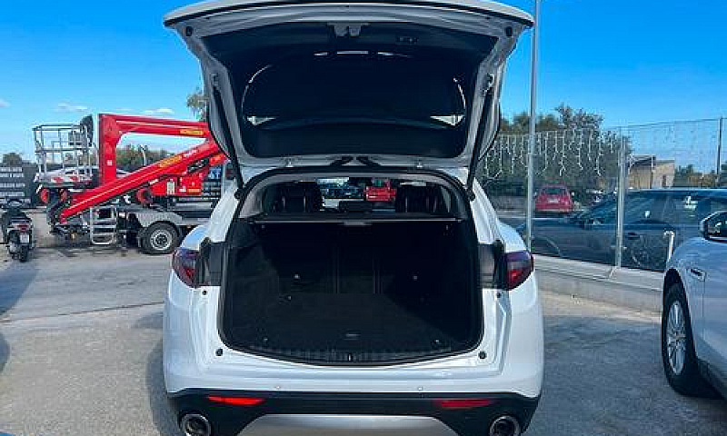 Alfa Romeo Stelvio 2...