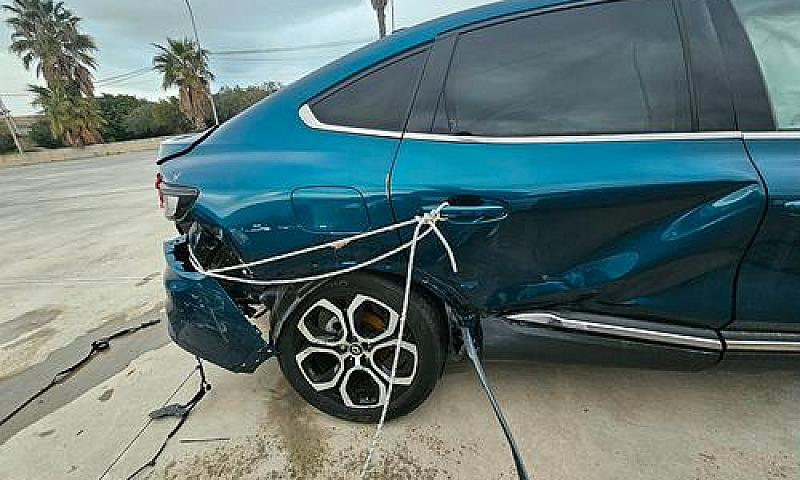 Renault Arkana Incid...