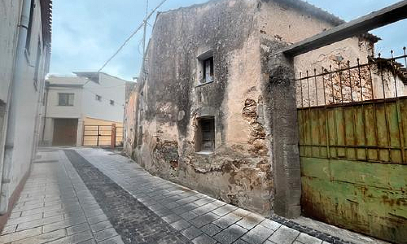 Casa Da Restaurare...