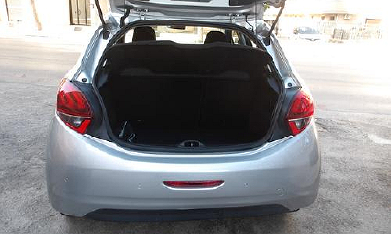 Peugeot 208 1.2 Benz...