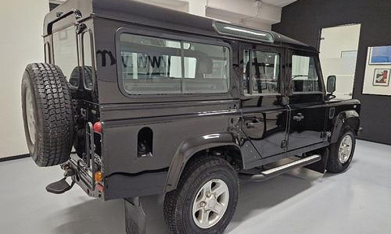 Land Rover Defender ...