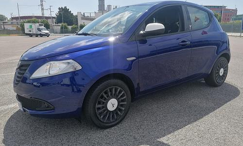 Lancia Ypsilon 1.2-6...