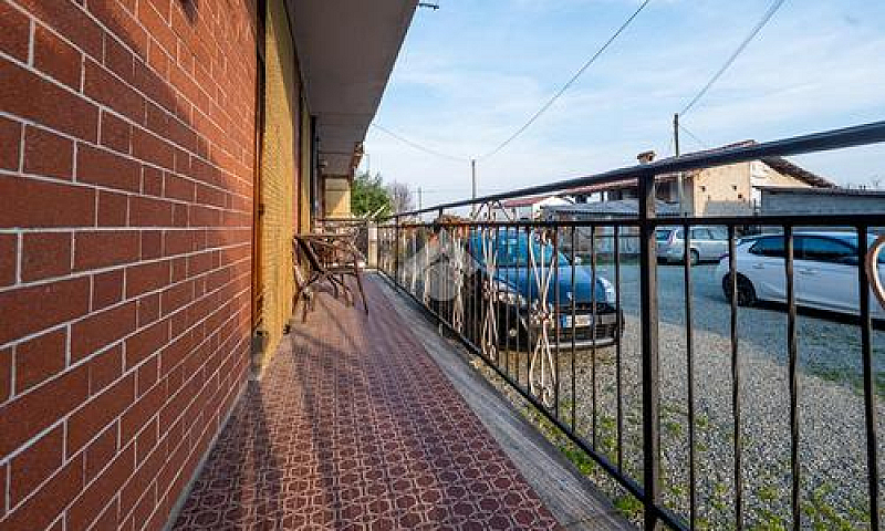 4 Locali A Revello...