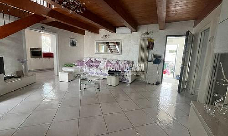 Appartamento A Comac...