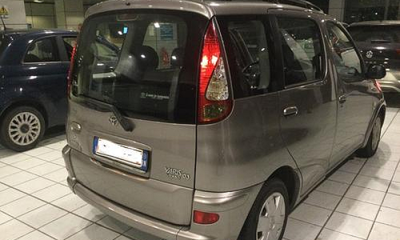 Toyota Yaris Verso 1...