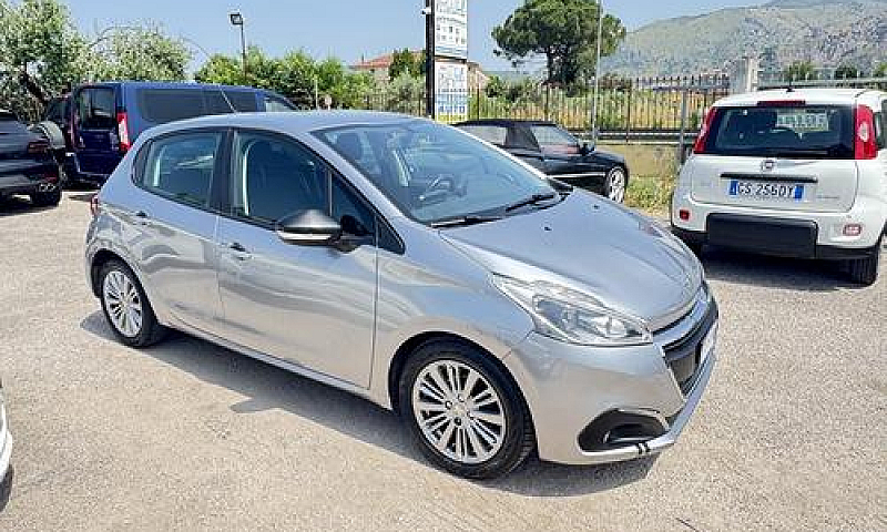 Peugeot 208 1.2 Benz...
