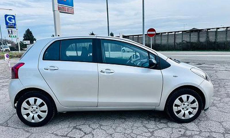 Toyota Yaris 1.0 5 P...