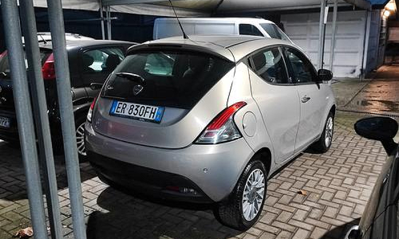 Lancia Ypsilon Con 2...