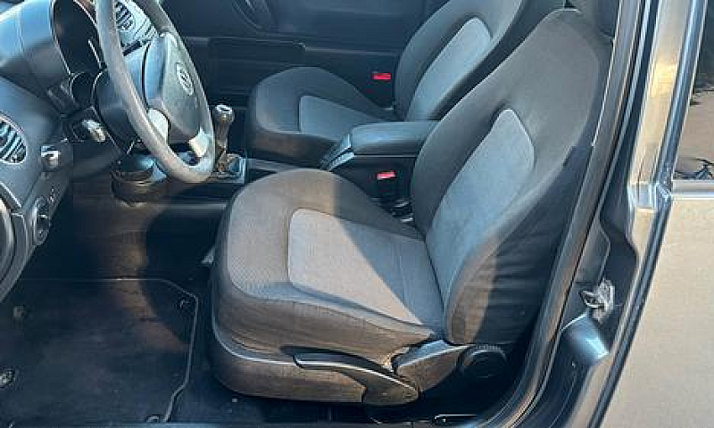 Volkswagen New Beetl...