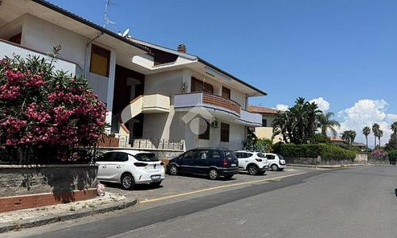 2 Locali A Riposto...