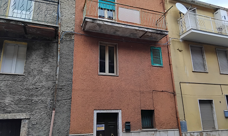 Casa Su Più Piani Bu...
