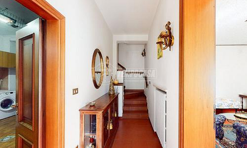Porzione Di Casa Con...