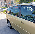 Automobile Gialla Citroen C4