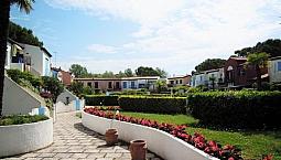 Bilocale Con Giardino In Residence Con Piscine