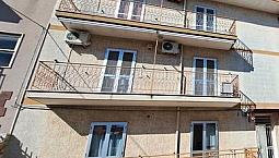 Primo Piano In Piccolo Stabile Condominiale