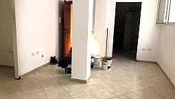 Locale Piano Seminterr. 2 Vani Bagno E Posto Moto
