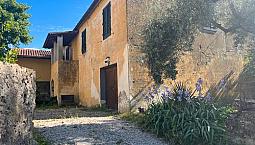 Casa Con Magazzino E Terreni