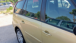 Automobile Gialla Citroen C4