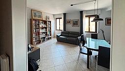 Indipendenza Con Garage Corte E Soffitta