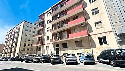Cagliari, Piazza Michelangelo 150 Mq E P.auto