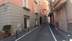 Due Negozi Adiacenti Ristrutturati