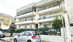 Ampio Trivani Con Box Auto E Giardino Su 2 Lati