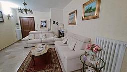 Elegante Appartamento Con Box In V. Conte Rosso