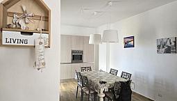 3 Vani Ristrutturato Con Ampie Balconate Zona