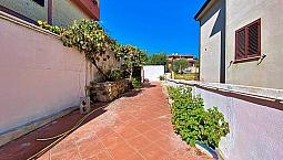Ampio Appartamento Con Cortile Indipendente