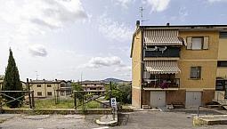 4 Vani, Terrazzo, Magazzino E Piccolo Appezzamento