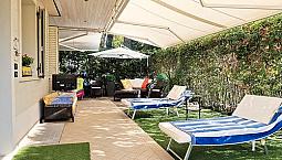 Appartamento Con Tre Camere Da Letto E Giardino
