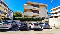 Appartamento Con Ampio Terrazzo E Doppio Ingresso
