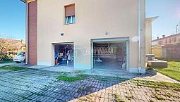 Trilocale Al Piano Terra Con Garage E Corte Comune