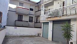 Appartamento Primo Piano Con Garage E Cantina