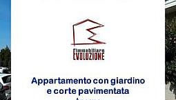 Unico Piano Con Corte Pavimentata E Giardino