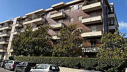 Trilocale Con Cucina E Posto Auto Coperto