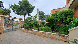 Piano Terra Con Giardino, Box E Cantina
