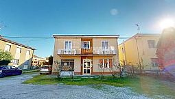 Porzione Di Casa Con Cantina E Garage