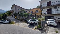 Fabbricato Indipendente Con Corte E Terreno
