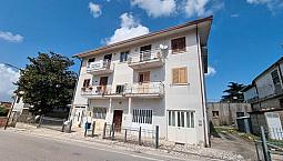 3 Vani E Wc Con Deposito, Garage E Corte Comune