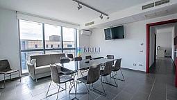 Luminoso Ufficio Con Terrazzo