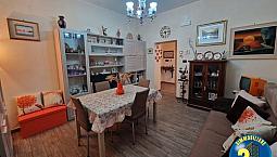 Zona Barberini: Appartamento + Cantina
