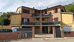 Appartamento Con Terrazze, Garage E Corte